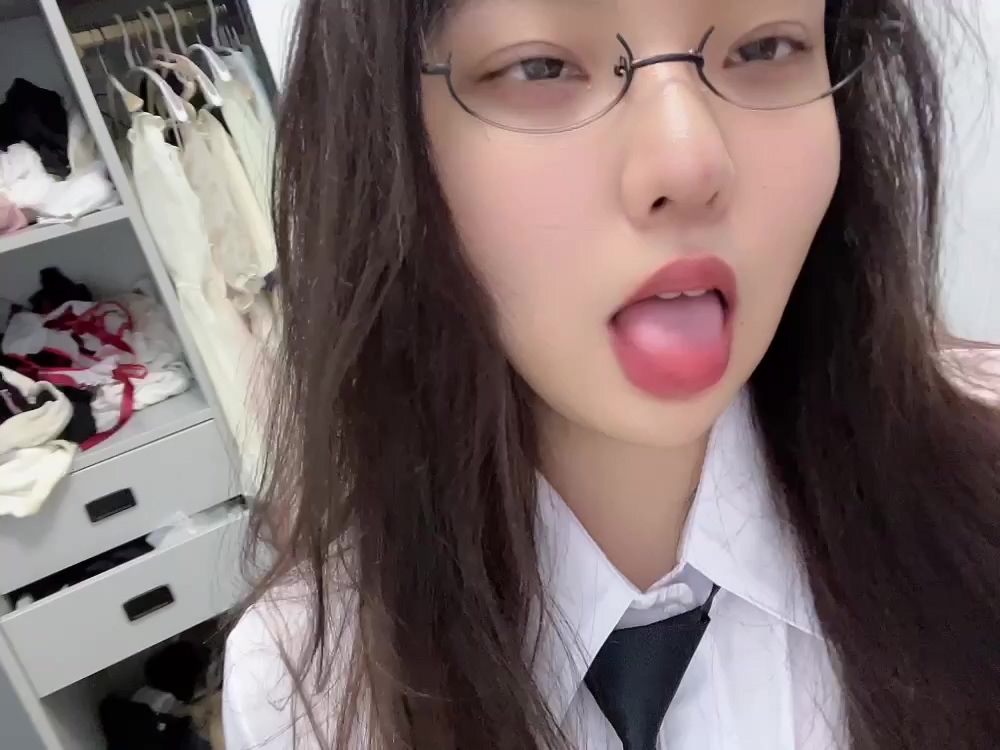 制服2.mp4_20240516_000845.285.jpg 斗鱼美艳小妈（小卉君）飞机定制福利【无水印】 20V+3MP3  920MB 第3张